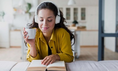 سماع الموسيقي وقراءة الكتب