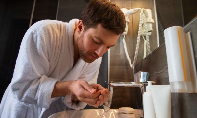 غسل وجهك بغسول مناسب