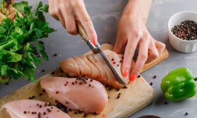 استخدام لوح تقطيع مخصص للحوم النيئة