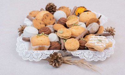 تناول كحك العيد والبسكويت