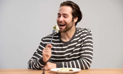 تناول الطعام ببطء وامضغه جيداً