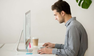 ضبط شاشة الكمبيوتر في مستوى العين