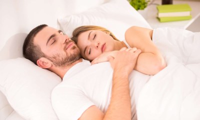 الرجال ينامون بشكل أفضل بجانب زوجاتهم