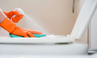تنظيف مقعد المرحاض بانتظام