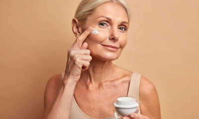 استخدام واقي شمس لتجنب ظهور البقع العمرية