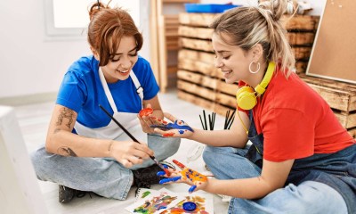 ممارسة هوايات الرسم مع الأصدقاء