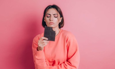 استنشاق رائحة الشوكولاتة الداكنة
