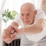 10 تمارين يوجا للمسنين للتخلص من الألم خلال الشتاء