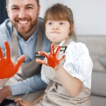 هل يمكن تحسين القدرات الإدراكية لدى الأطفال المصابين بمتلازمة داون؟