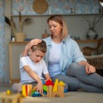كيف تتعامل زوجة الأب مع غيرة الطفل وخوفه؟
