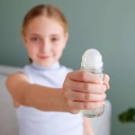 أنواع مزيل العرق المناسب لطفلك والطريقة الصحيحة لاستخدامه