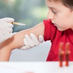 كيف تساعد طفلك على تخطي الخوف من التطعيمات؟