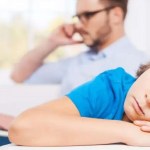 كيف تكتشف أن طفلك يعاني من الإهمال العاطفي؟
