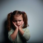 كيفية التعامل مع المخاوف الوهمية لدى طفلك