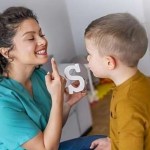 كيف يمكن للوالدين مساعدة طفلهم المصاب بالتلعثم؟