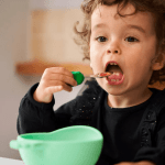 متى يمكن للأطفال استخدام الملاعق والشوك؟