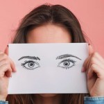 لغة الحاجبين.. وما تكشفه إيماءات بسيطة عن شخصياتنا وقراراتنا