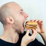 الرجال والوجبات الكسولة.. هل هي مشكلة عزوبية أم ثقافة طعام جديدة؟