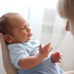 كيف تشخص مشاكل طفلك الصحية من لون بشرته؟