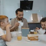 الآباء يساهمون في تشكيل عادات الأكل لدى أطفالهم