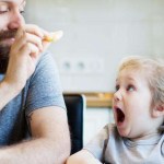الآباء يساهمون في تشكيل عادات الأكل لدى أطفالهم