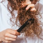 من الشعر الناعم إلى المجعد.. كيف تتغير خصلاتك مع التقدم في العمر؟