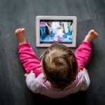 لا تتركوا أطفالكم للشاشات.. تعيق نموهم اللغوي في السنوات الأولى