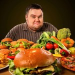 لماذا يأكل الرجال كميات مضاعفة في التجمعات؟