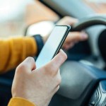 خطر على الطريق.. المراهقون يهدرون خمس وقت القيادة في الهواتف