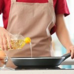 كيف يدمر زيت الطهي المكرر بشرتك دون أن تدري؟