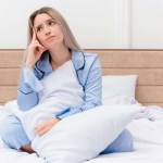 امرأة تعاني من الشخير أثناء الحمل