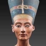 الكحل يزين تمثال نفرتيتي