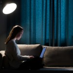 التعرّض للضوء ليلًا يزيد أمراض القلب