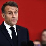 ظهور الرئيس ماكرون بعين حمراء