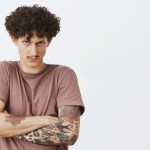 قصة رجل بولندي تكشف مخاطر مناعية خفية للتاتو الأحمر