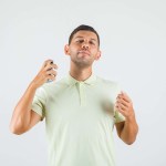 هل من الآمن رش العطر على الرقبة؟