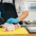 غسل الدجاج قد ينشر البكتيريا في المطبخ