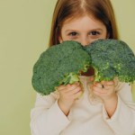 العناصر الغذائية الأساسية لنمو دماغ الطفل