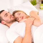 الرجال ينامون بشكل أفضل بجانب زوجاتهم