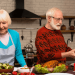 كبار السن يحرصون على إعداد وجباتهم في المنزل