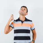 رش العطر على الرقبة