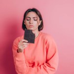 استنشاق رائحة الشوكولاتة الداكنة
