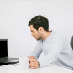 إمالة الرأس إلى الأمام لفترات طويلة