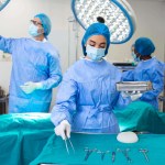 ارتداء الجراحون الأزرق والأخضر أثناء العمليات